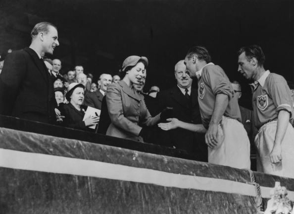Stanley Matthews recebe a Taa de Inglaterra 1952/53