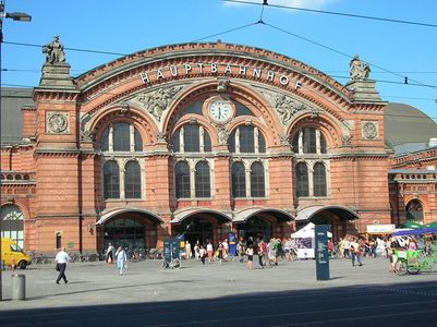 hauptbahnhof hbf frontansicht fussballzz leballonrond zerozero ogol busreis dewiki